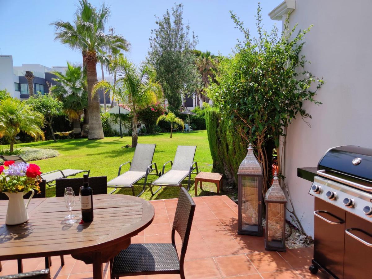Spacious Beachfront Town House In Estepona With Fully Equipped Kitchen, Pools, Garden, Sea View エクステリア 写真