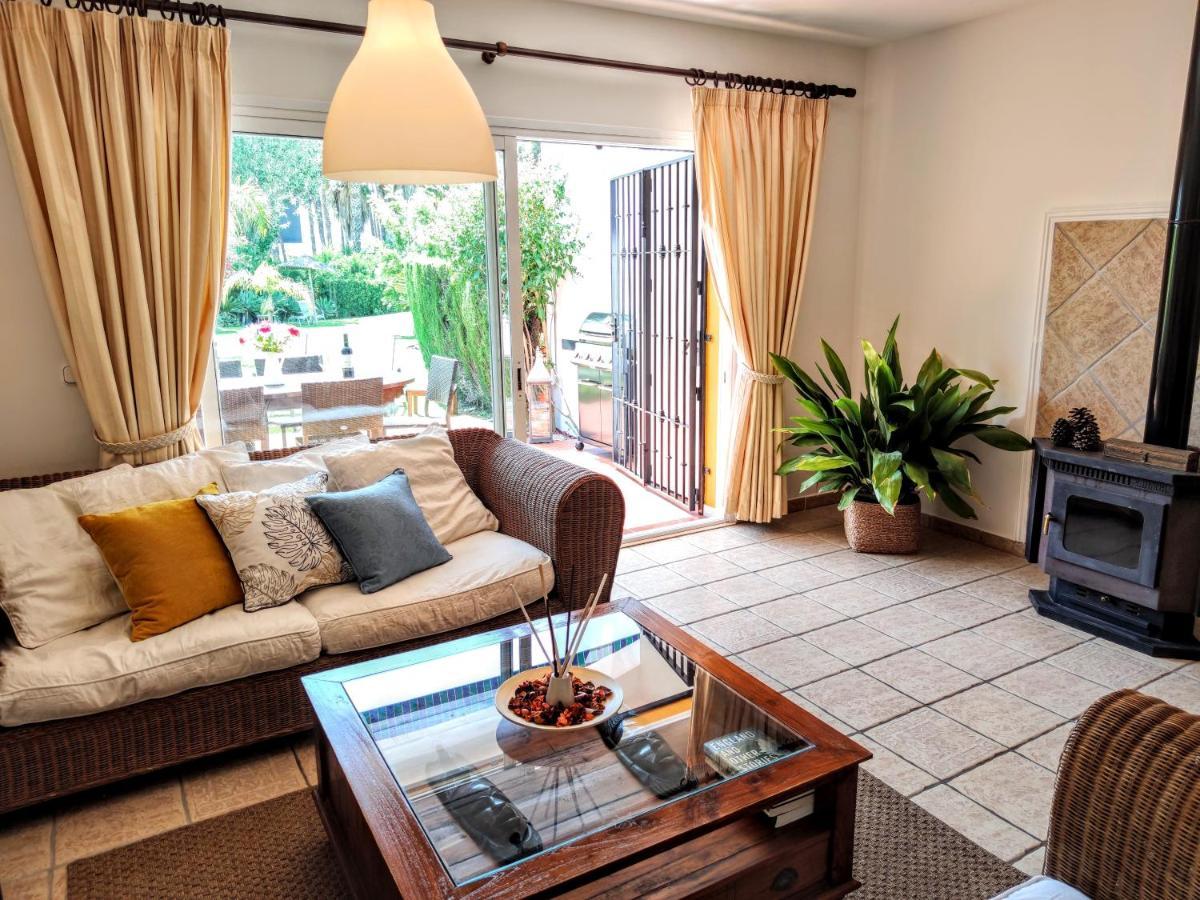 Spacious Beachfront Town House In Estepona With Fully Equipped Kitchen, Pools, Garden, Sea View エクステリア 写真