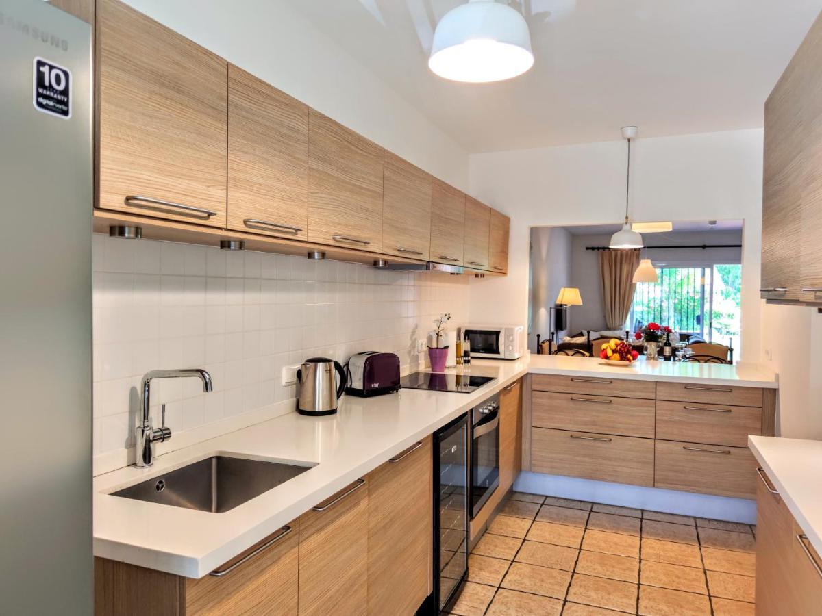 Spacious Beachfront Town House In Estepona With Fully Equipped Kitchen, Pools, Garden, Sea View エクステリア 写真