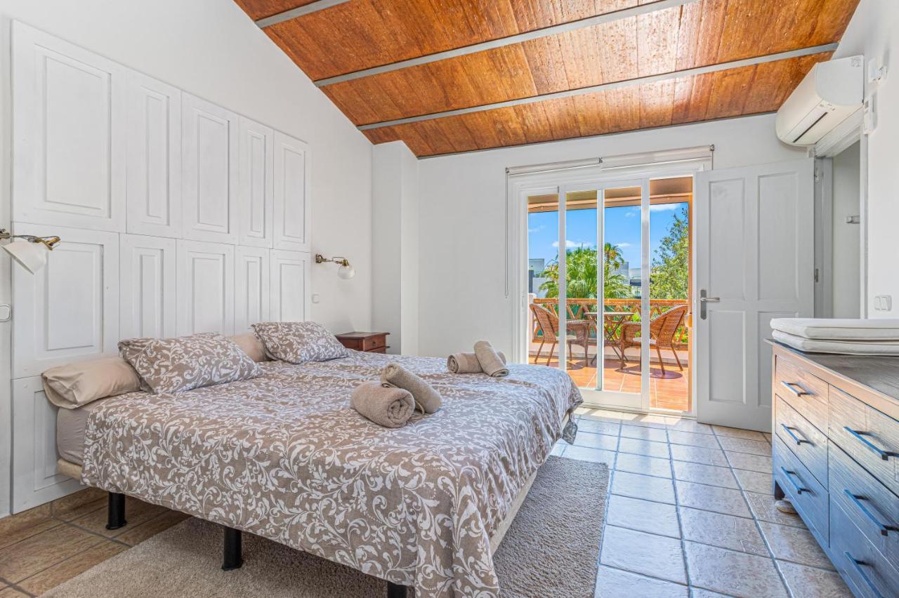 Spacious Beachfront Town House In Estepona With Fully Equipped Kitchen, Pools, Garden, Sea View エクステリア 写真