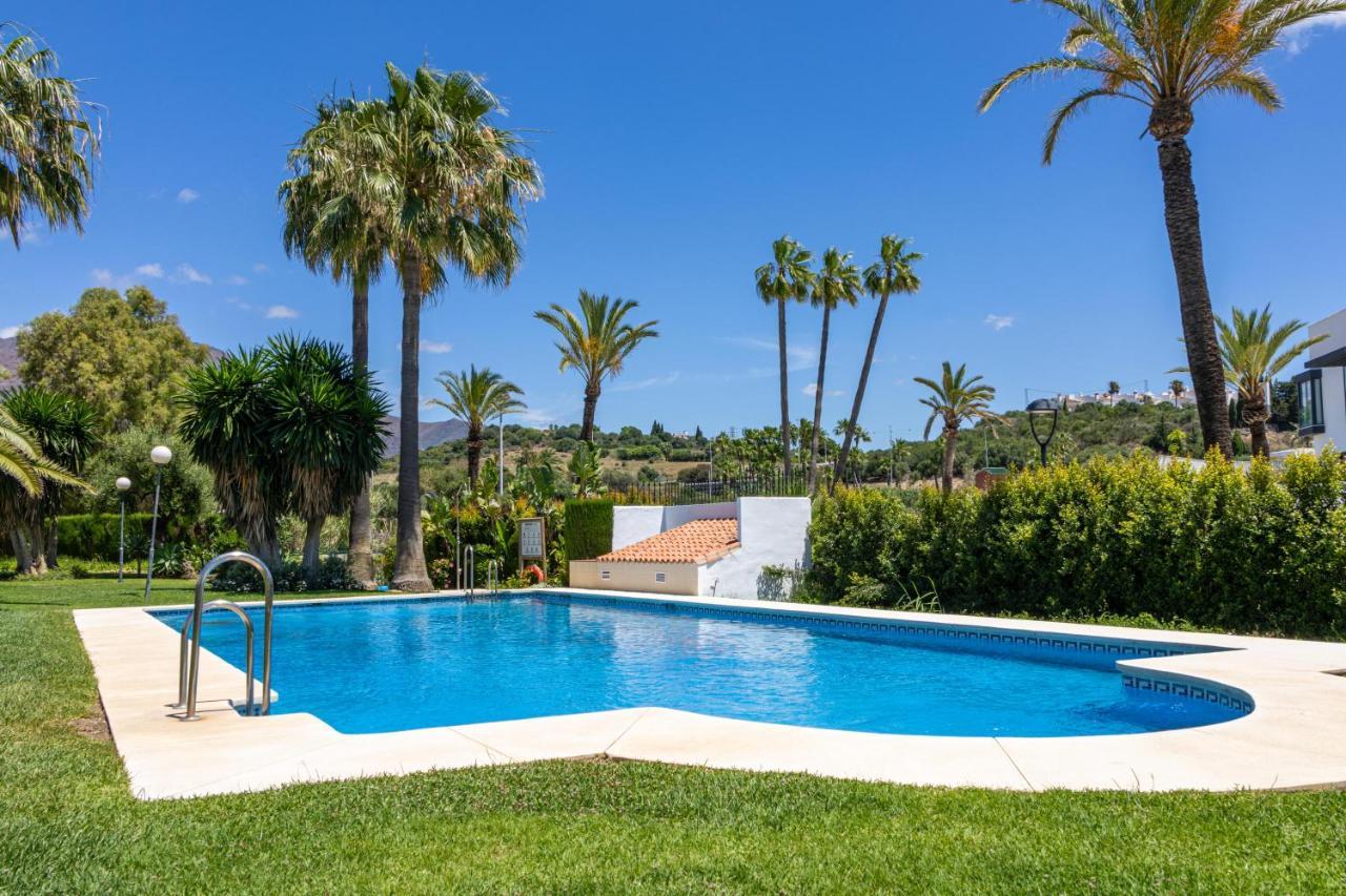 Spacious Beachfront Town House In Estepona With Fully Equipped Kitchen, Pools, Garden, Sea View エクステリア 写真