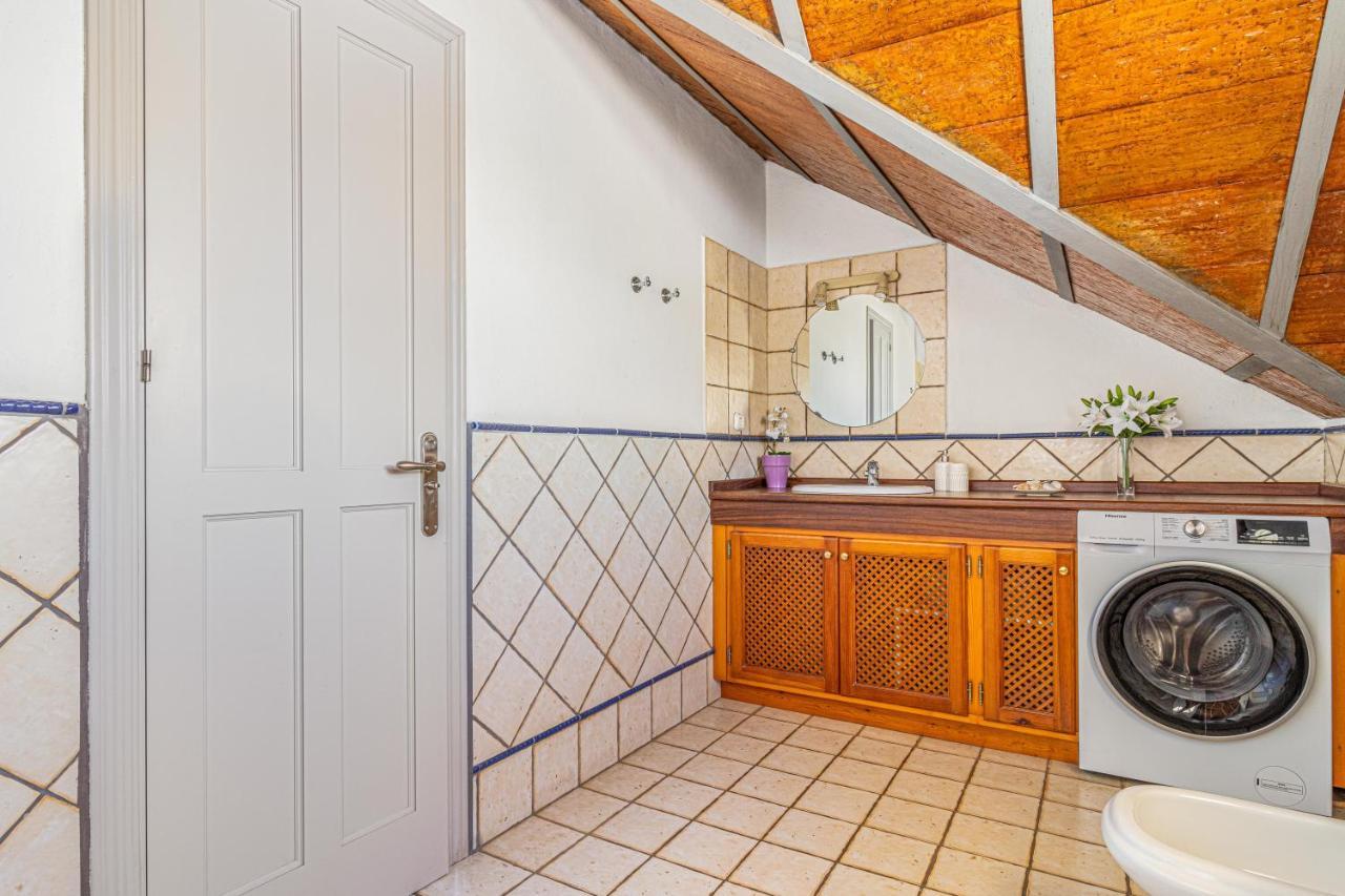 Spacious Beachfront Town House In Estepona With Fully Equipped Kitchen, Pools, Garden, Sea View エクステリア 写真