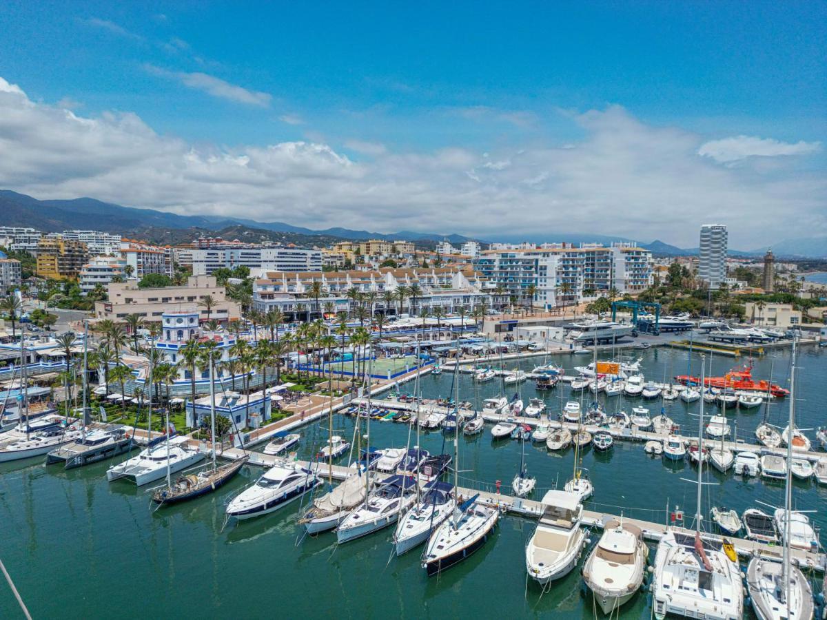 Spacious Beachfront Town House In Estepona With Fully Equipped Kitchen, Pools, Garden, Sea View エクステリア 写真