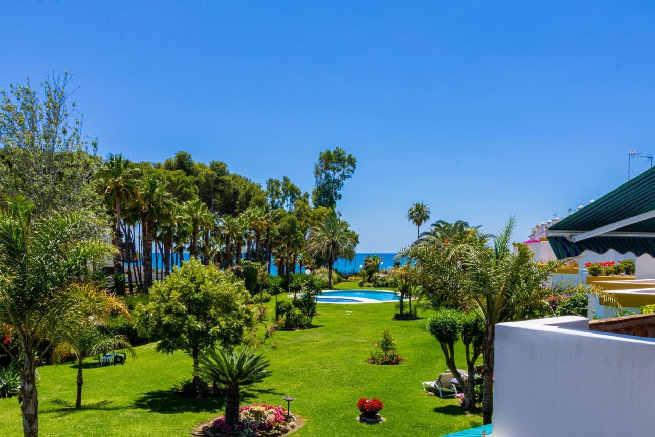 Spacious Beachfront Town House In Estepona With Fully Equipped Kitchen, Pools, Garden, Sea View エクステリア 写真