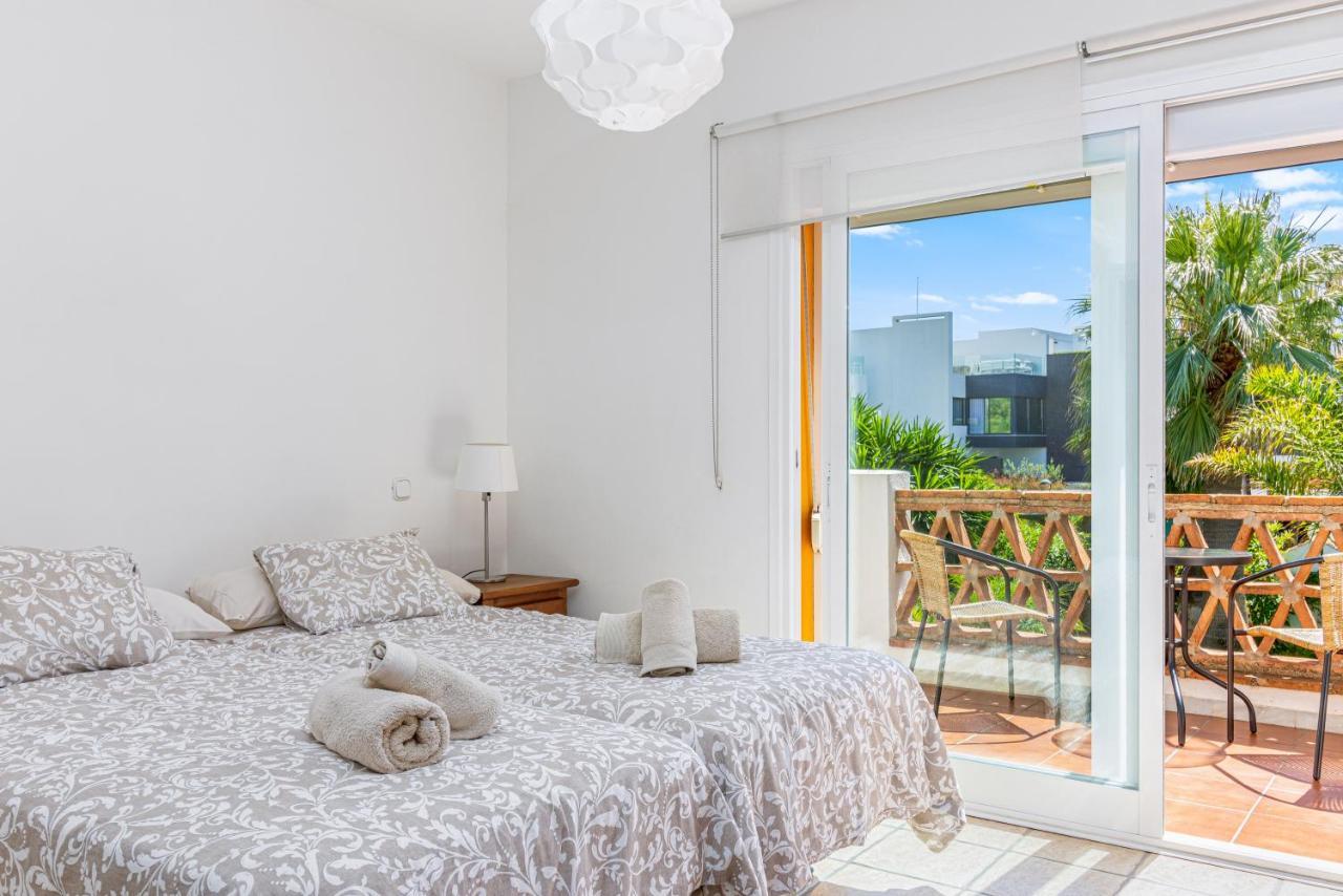 Spacious Beachfront Town House In Estepona With Fully Equipped Kitchen, Pools, Garden, Sea View エクステリア 写真