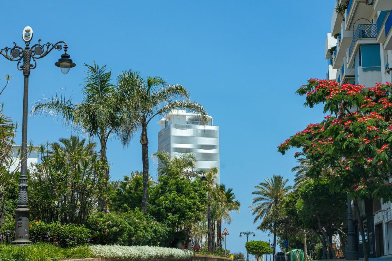 Spacious Beachfront Town House In Estepona With Fully Equipped Kitchen, Pools, Garden, Sea View エクステリア 写真