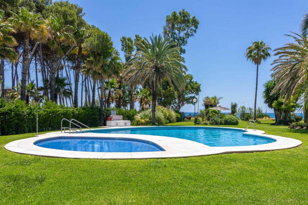 Spacious Beachfront Town House In Estepona With Fully Equipped Kitchen, Pools, Garden, Sea View エクステリア 写真